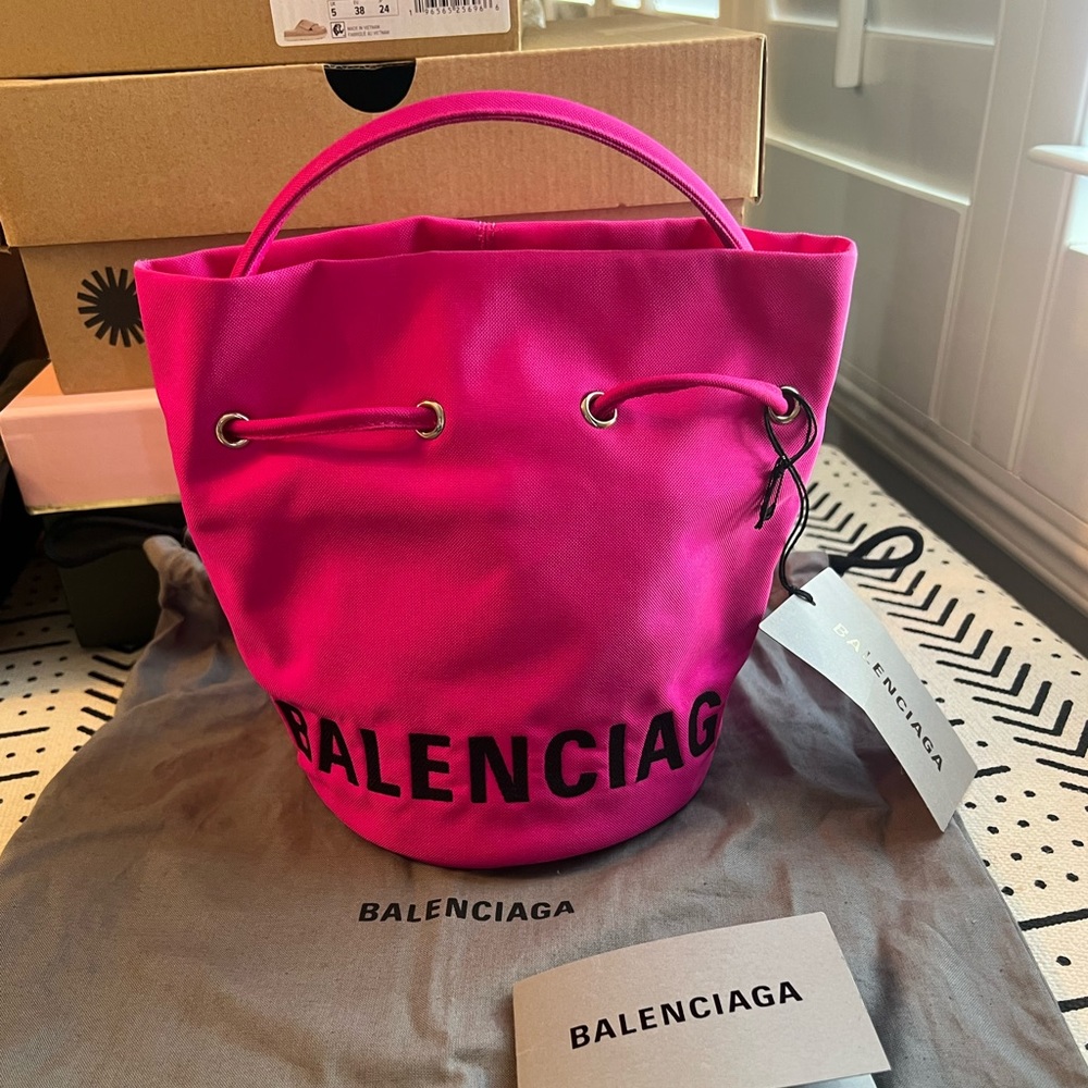 Like new BALENCIAGA wheelXS drawstring bucket crossbody shoulder bag
